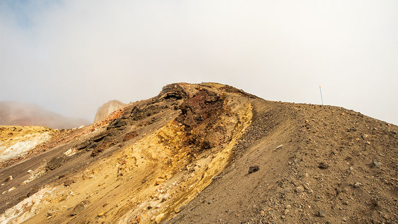 A steep and gravelly section of the Tongariro Alpine Crossing where boots would be more suitable.