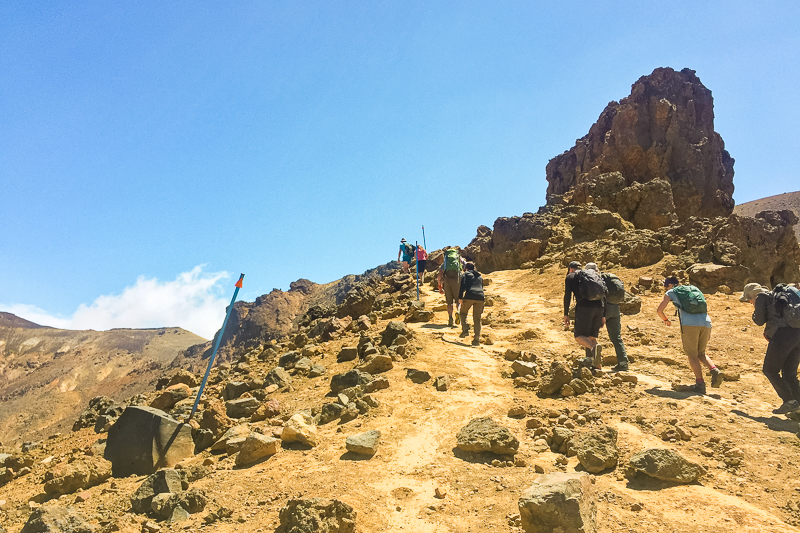 climbing to red crater on the tongariro alpine crossing